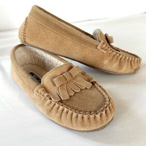 NEW Minnetonka Tan Suede Moccasins with Fringe and Plush lining